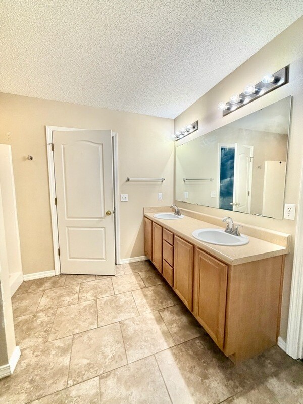 Building Photo - 2070 Catline Cir