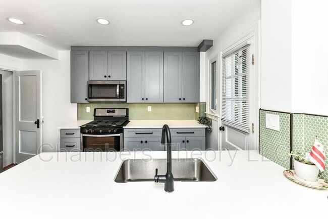 Building Photo - 2230 Observatory Pl NW