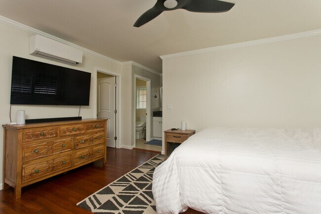 Building Photo - Diamond Head - Pet friendly - furnished 3 bedroom home with garage! Available now!