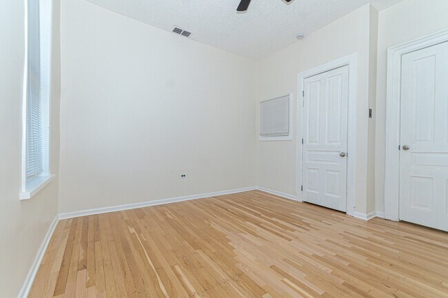 Building Photo - 1024 N Western Ave