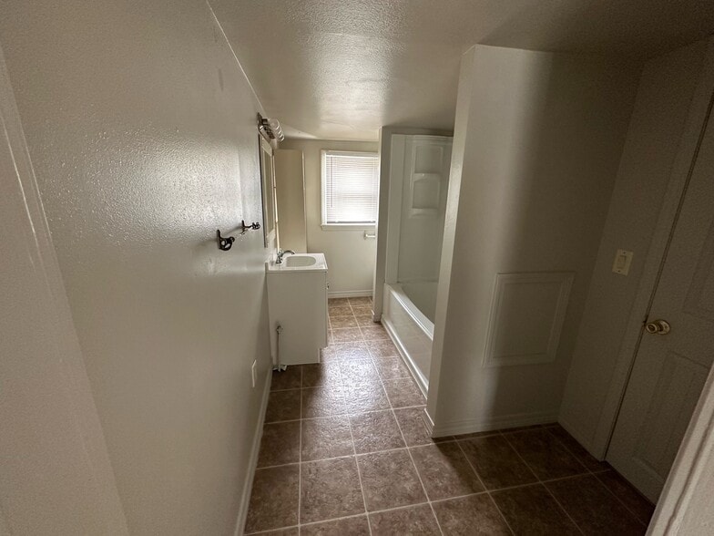 Building Photo - 405 Benham Ave