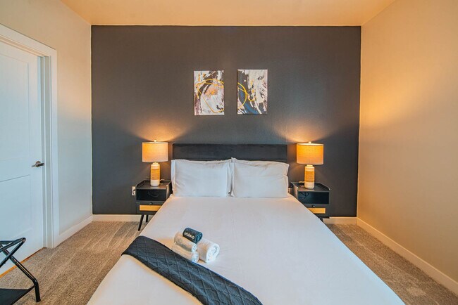 Building Photo - 2044 S Willow Creek Apartment