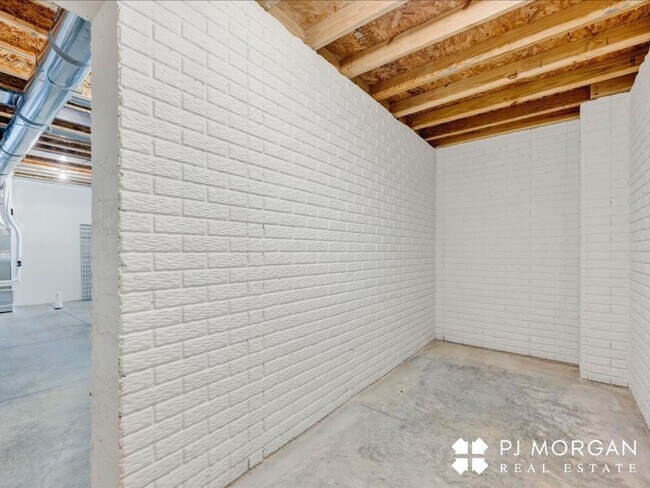 Building Photo - Tucked Away Yet Close to It All-Beautiful Elkhorn Rental has it all!