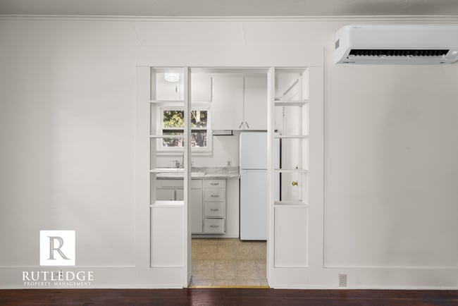 Building Photo - Vintage East Medford Living / Huge Private Front Porch