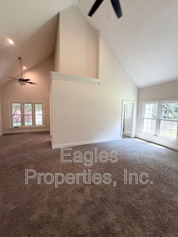 Building Photo - 210 Creekside Dr