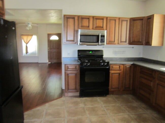 Building Photo - 438 High St