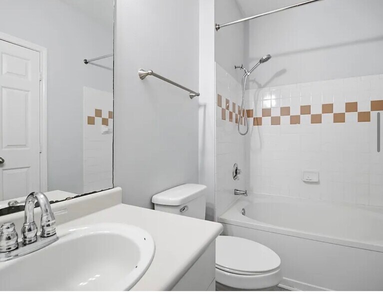 Building Photo - 130 River Landing Dr