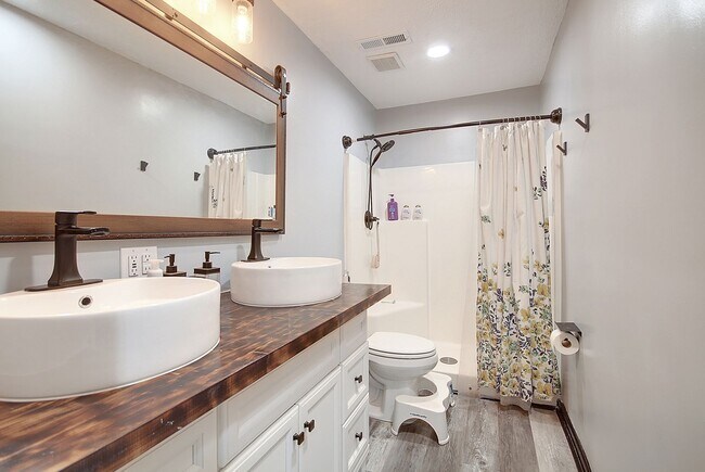 Building Photo - 166 Commons Way