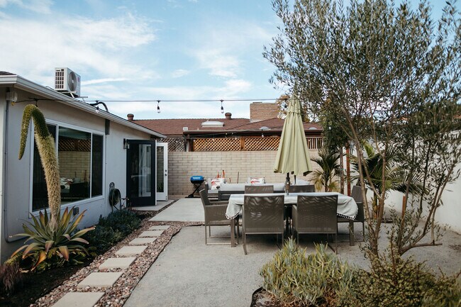 Building Photo - 4588 Winona Ave