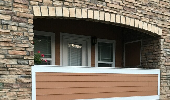 Building Photo - 2803 Kansas Dr