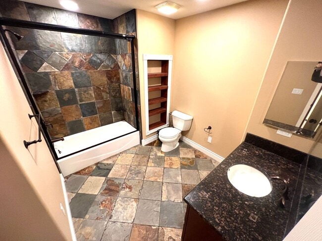 Building Photo - Beautiful 3 Bed 2.5 Bath Town House With A...