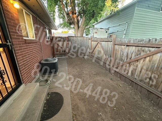 Building Photo - 858 Yale Ave S