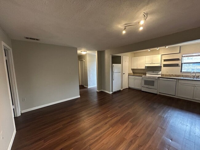 Building Photo - 2 Bedroom Flat in Brandywine