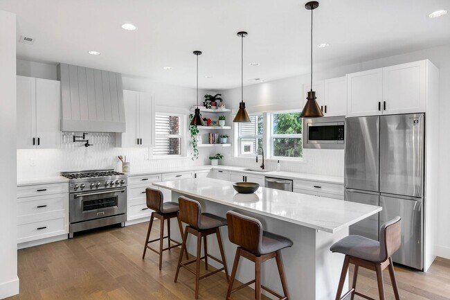 Building Photo - Gorgeous 4 Bed/3.5 Bath with Beautiful Fin...