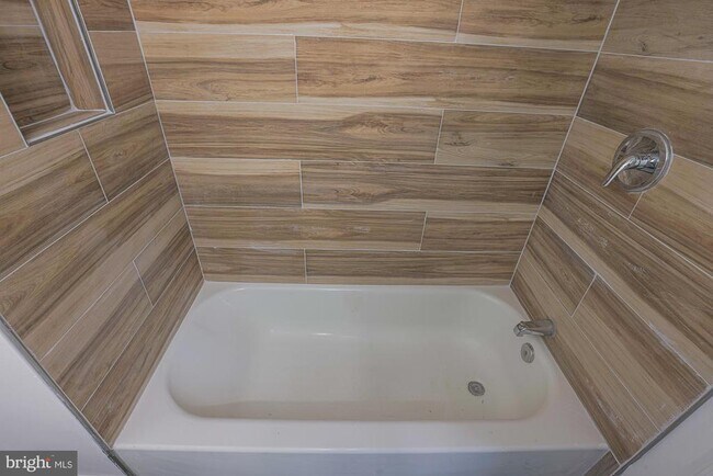 Building Photo - 9 Glenmore Ave