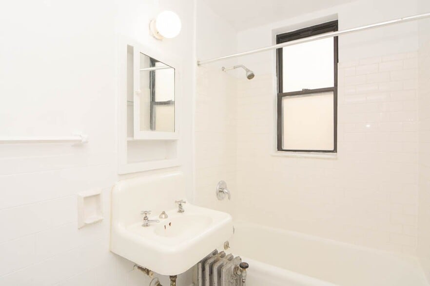 Building Photo - 3335 W Diversey Ave