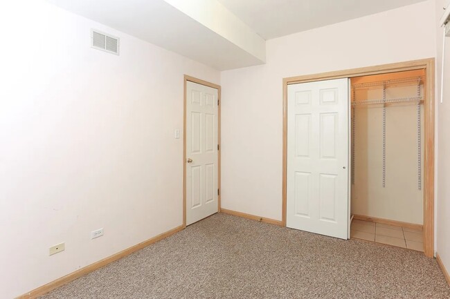 Building Photo - 1444 W Walton St