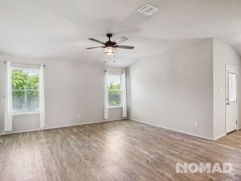 Building Photo - 536 Long Leaf Dr