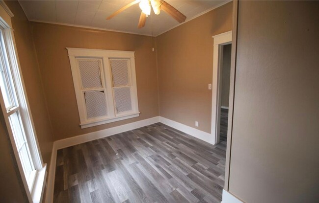 Building Photo - 212 W Central Ave