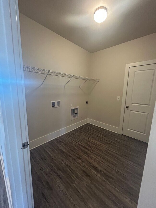 Building Photo - LIMITED TIME DEAL! $350 OFF FIRST MONTH RENT
