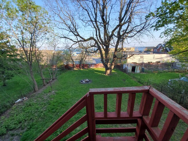 Building Photo - AVAILABLE DECEMBER! - 4 Bed 1.5 Bath Home!