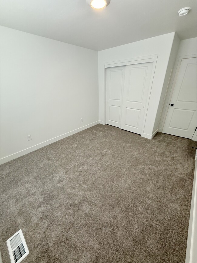 Building Photo - 564 1860 N