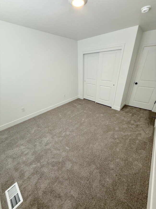Building Photo - 564 1860 N