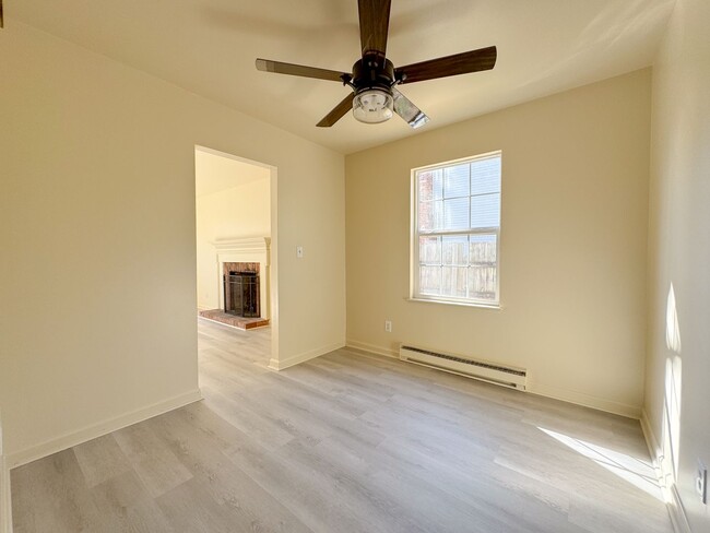 Building Photo - 3Bedroom/1.5Bath Charlottesville Townhouse...