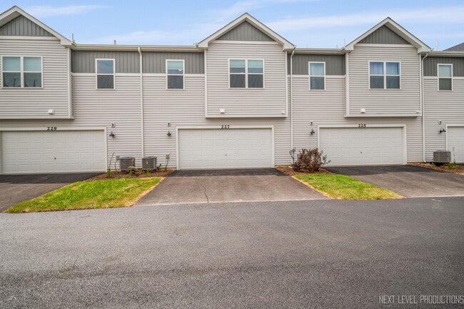 Building Photo - 227 Kingsport Dr