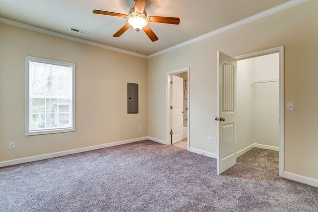 Building Photo - Feels Like New 3 Bed 2 Bath Minutes from High Point University!