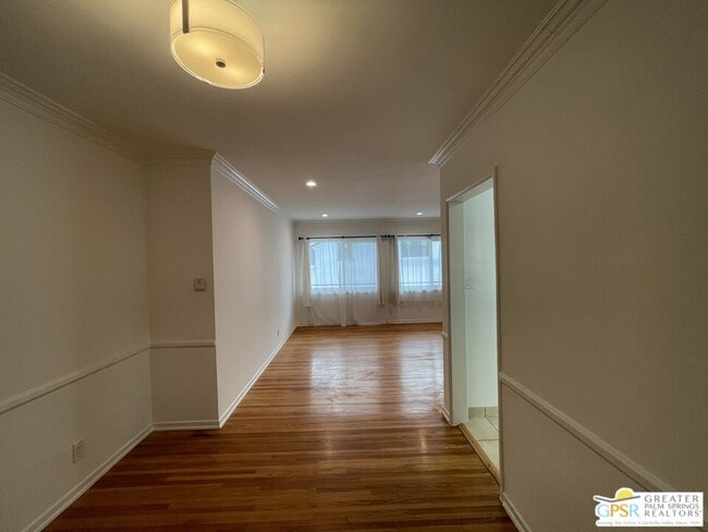 Building Photo - 1057 1/2 S Genesee Ave