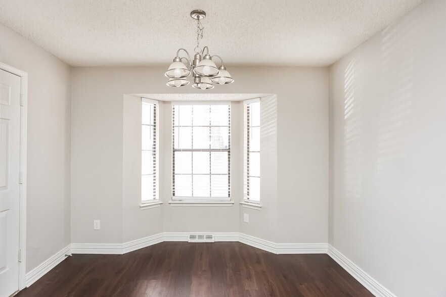 Building Photo - 6001 Farmingdale Dr