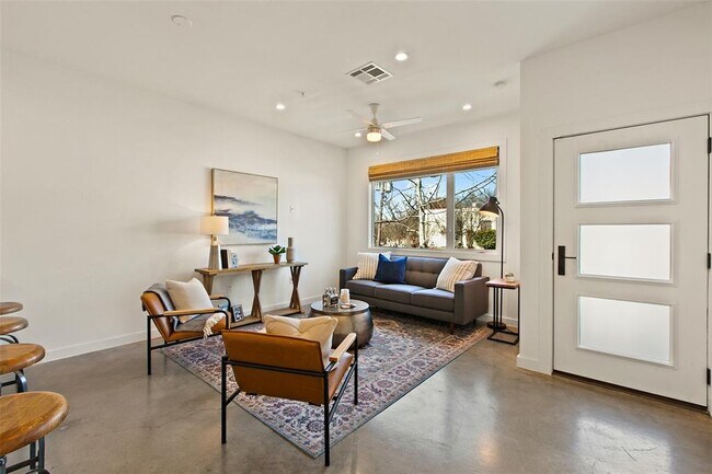 Building Photo - 1021 1/2 E 38th St