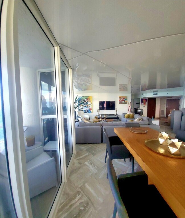 Building Photo - 16425 Collins Ave