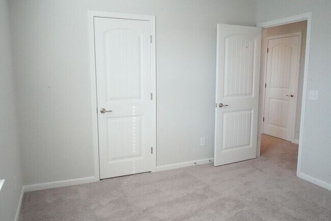 Building Photo - 142 Brookline Dr
