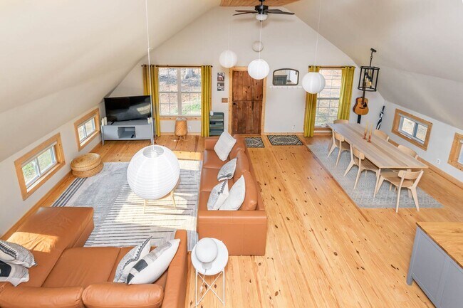 Building Photo - Barn-Style Modern Farmhouse with Mountain Views in Candler — 30 Minutes to Downtown Asheville