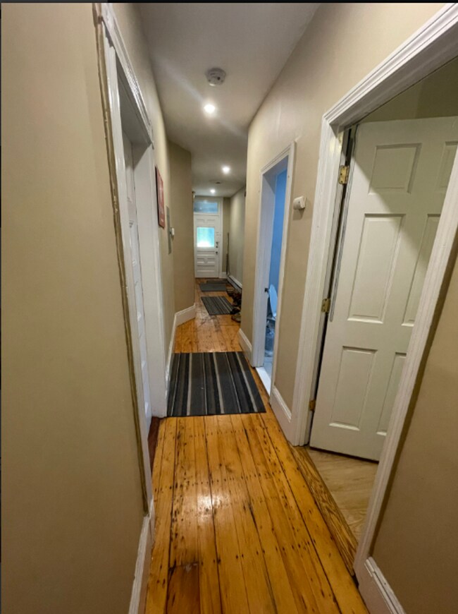 Building Photo - UPDATED MISSION HILL 4 BED/2 BATH WITH EASY TRAIN ACCESS