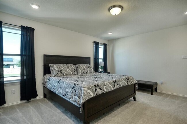 Building Photo - 521 Bradford Ln