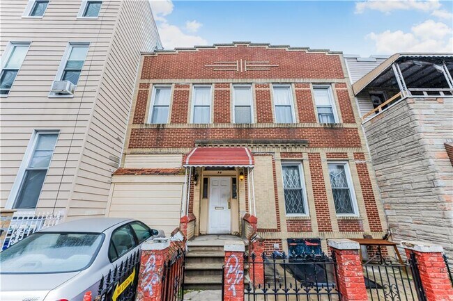 Primary Photo - 32 Arion Pl