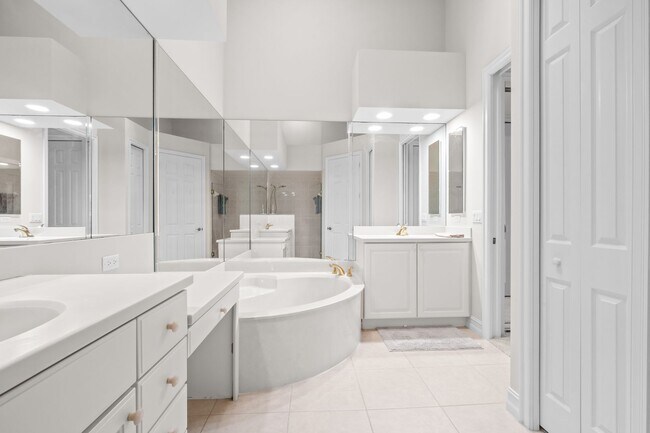 Building Photo - 3 Bed + Flex, 3 Bath 2,686 Sq Ft - Top Floor Coach Home