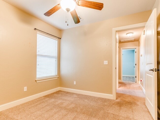 Building Photo - 4 Bedrooms/3Car/Edmond Schools -  Community Pool- Storm Shelter