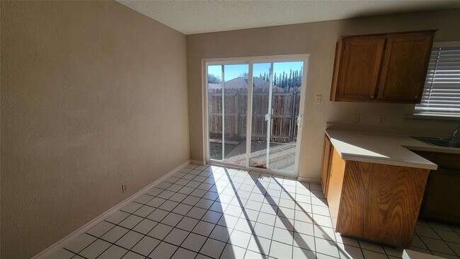 Building Photo - Discover this inviting 3 bedroom, 2 bathroom rental nestled in Cleburne, Texas, offering a spacio...