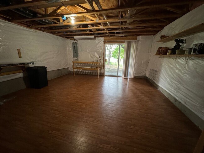 Building Photo - Spacious Home With 2 Suites & Walk-Out Bas...