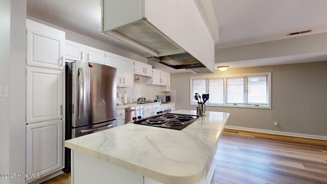 Building Photo - 704 Dover St