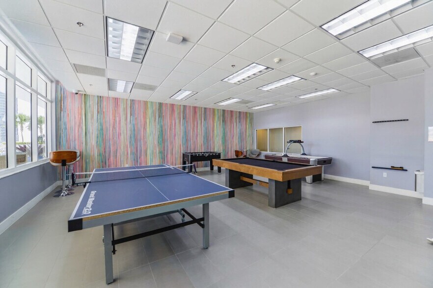 Building Photo - 1 SE 12th St