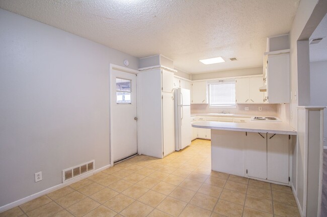 Building Photo - Great 2 Bedroom 1 Bathroom House in great ...