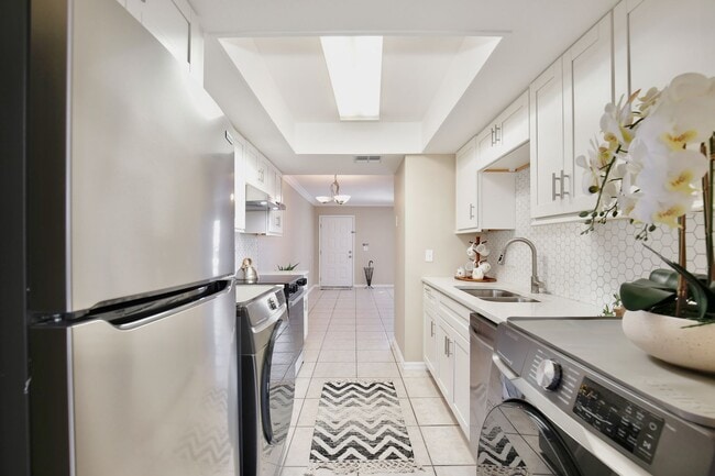 Building Photo - Beautifully Remodeled 1 bed 1 bath Villa n...