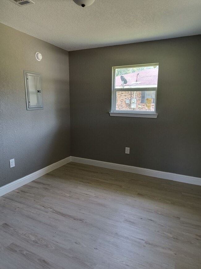Building Photo - 2 bedroom 1 bath House for rent
