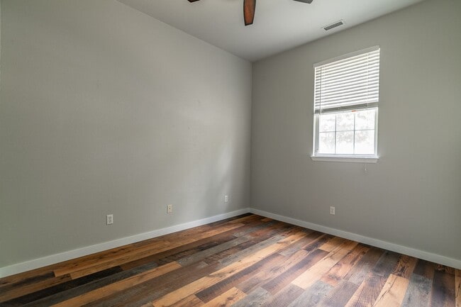 Building Photo - Fabulous & Spacious 4 Bedroom home in Har-Ber Meadows w/bonus room!