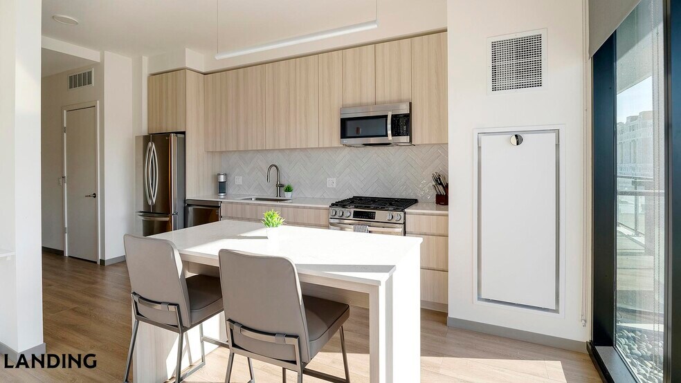 Building Photo - 513 S Damen Ave